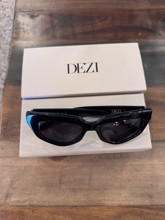 DEZI Black Cat-Eye Sunglasses with Dark Lenses main image 4